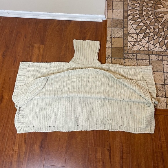 STEVE MADDEN Turtle Neck Poncho Bat Sleeve OSFM - Picture 6 of 11